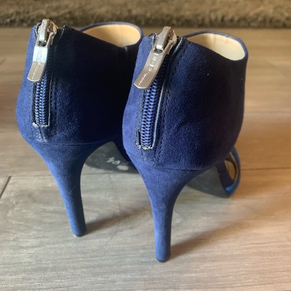 BCBG Generation 2 toned Blue suede Size 7.5 heels - Picture 3 of 5
